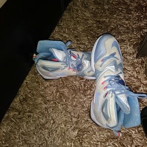 Lebron13 Christmas Edition